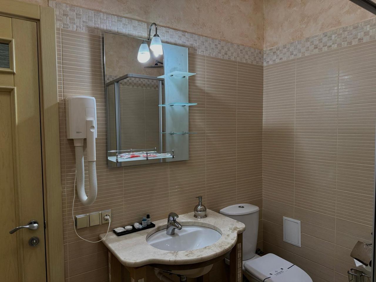 Hotel Aqvium Dnipro Esterno foto